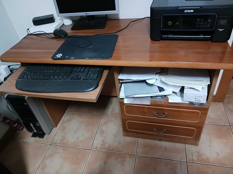 Secretária em cerejeira