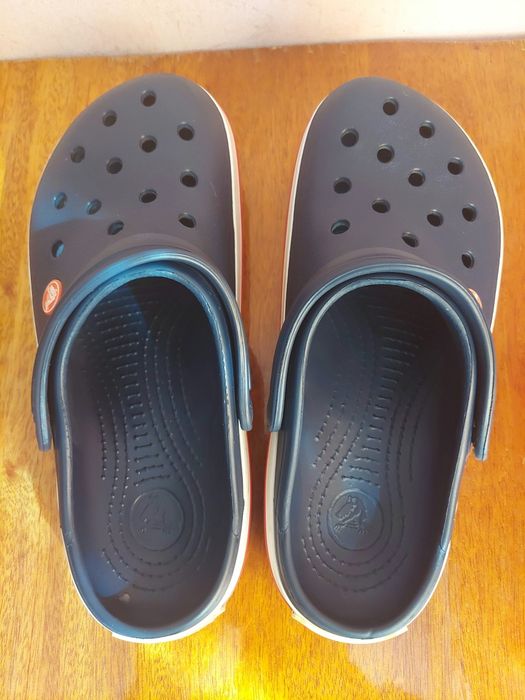 Тапочки фірми crocs оригінал 

Стан класний 

Привезено із закордону в