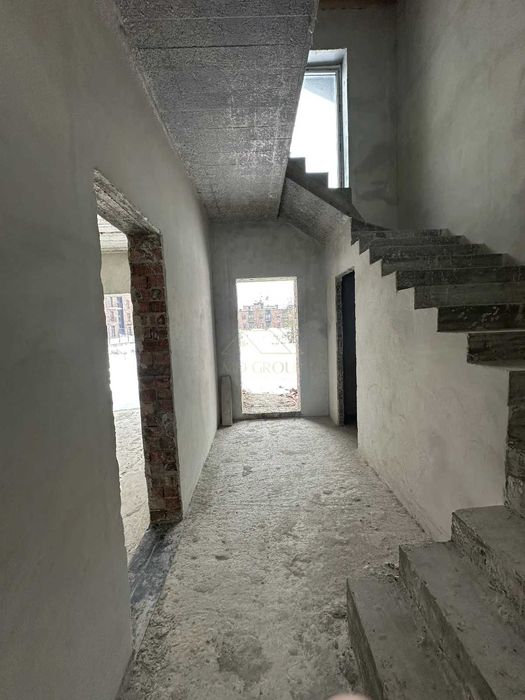 Дуплекс з гаражем неподалік АТБ / ділянка + гараж / міські комунікації