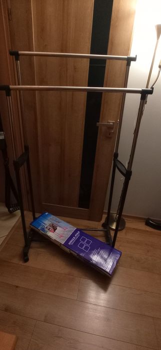 Wieszak podwójny na kółkach