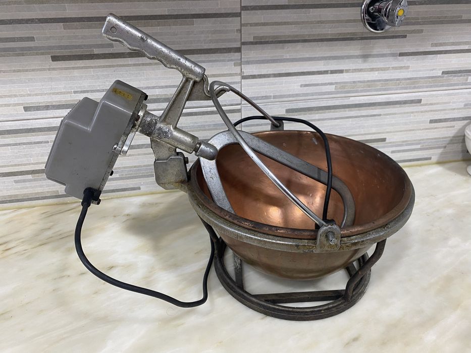 Maquina antiga de cozinha com taça de cobre