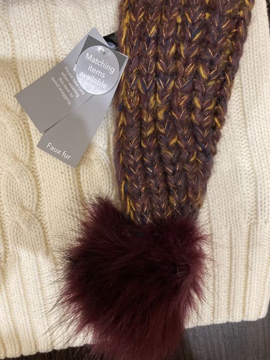 Шарф теплый с меховыми  помпонами