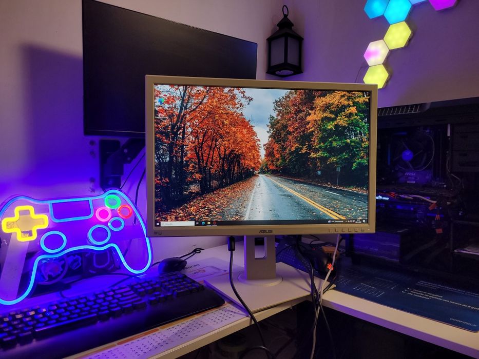 Monitor 24 ASUS z głośnikami, regulowany 360