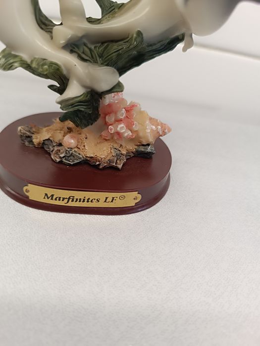 Artigo Decorativo. Golfinhos em Marfinite. 14 cm 13 cm