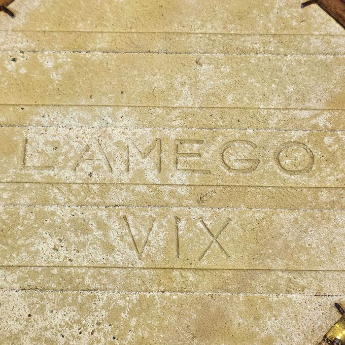 Azulejo Português Lamego com Moldura Madeira – Motivo Tradicional Azul