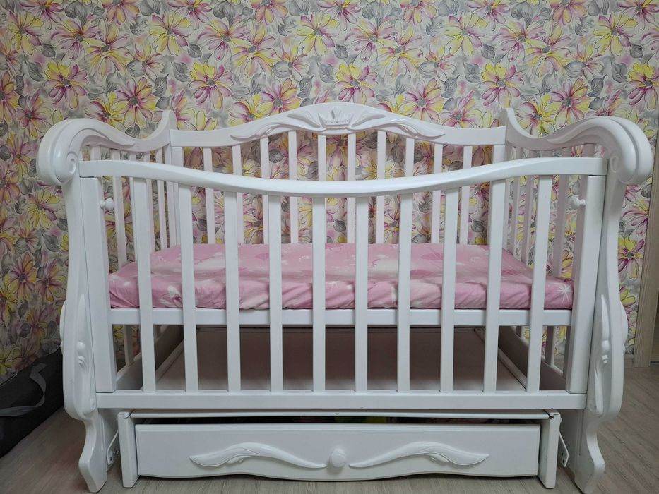 Дитяче ліжко в гарному старі , з маятником