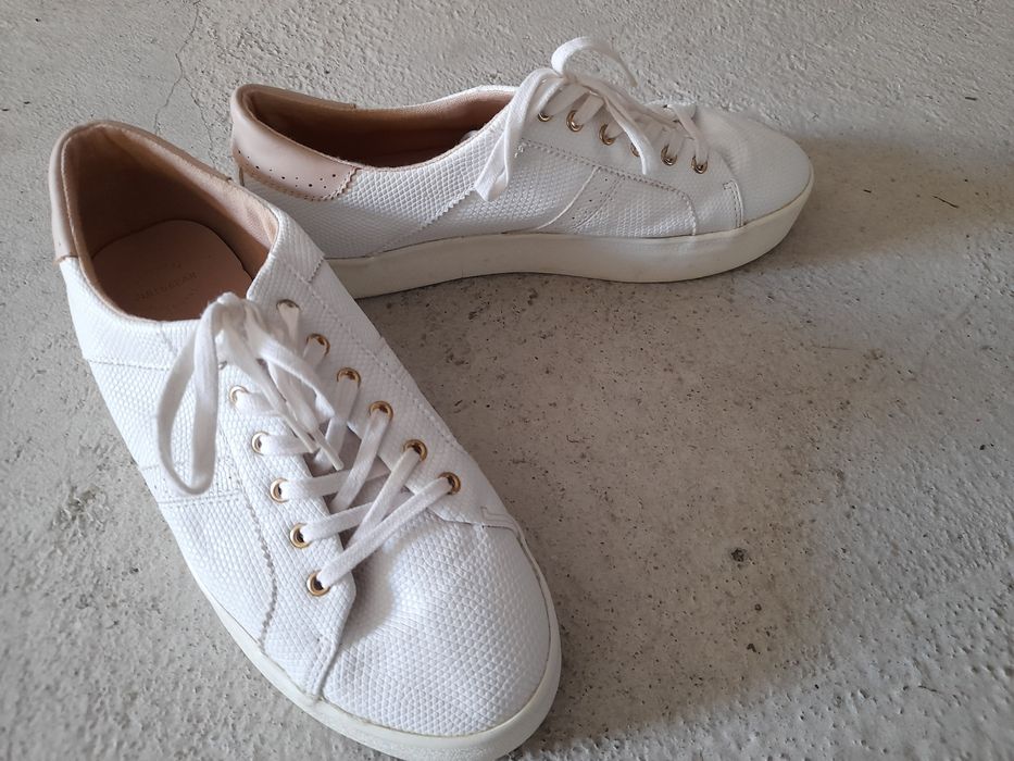 Ténis brancos e rosa