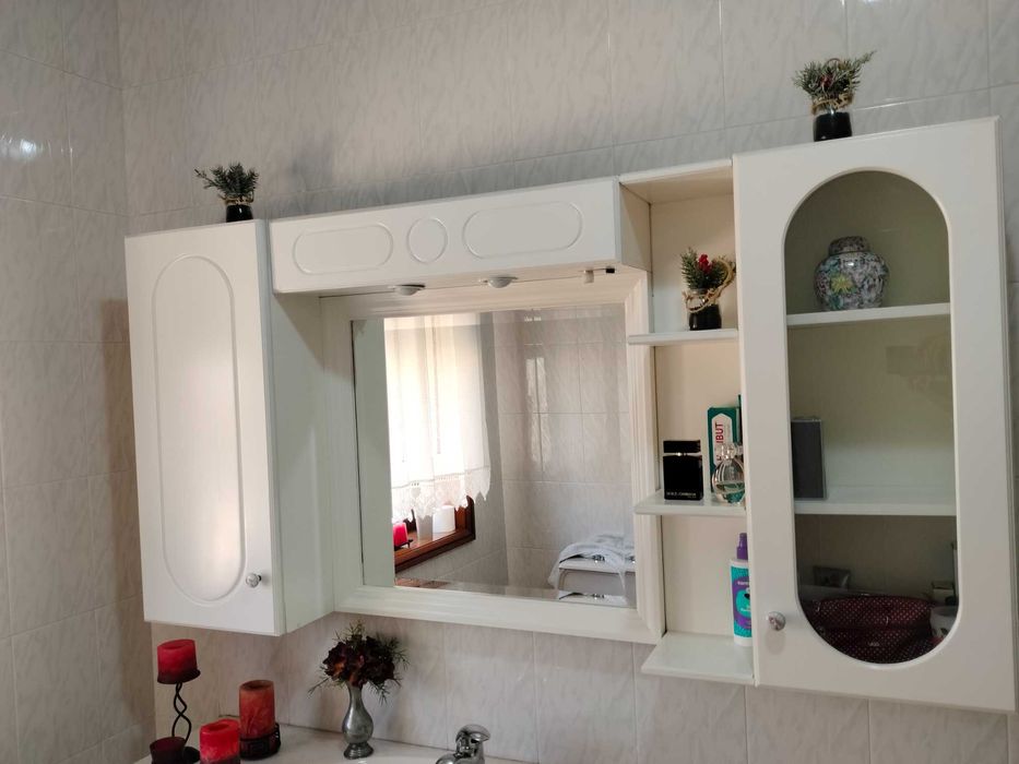 Lavatório e móvel de casa de banho usado