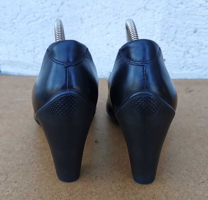 Кожаные классические туфли лодочки Ecco 38 р. Оригинал