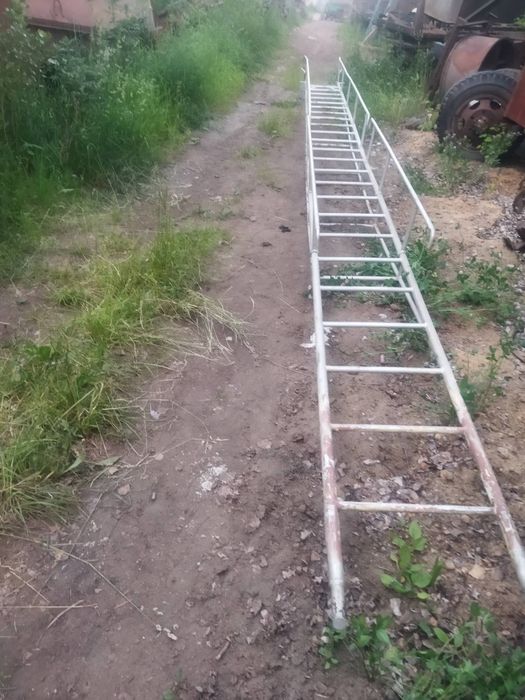 Драбина 9.60 м. з поручнями з 2-х частин , нова