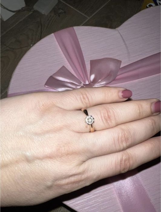 Золота каблучка з діамантом 16,5р.