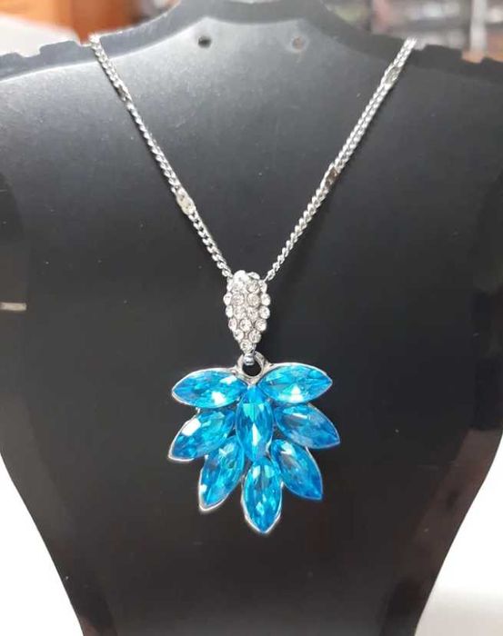 Fio com Pingente de Cristal Azul e Branco Novo