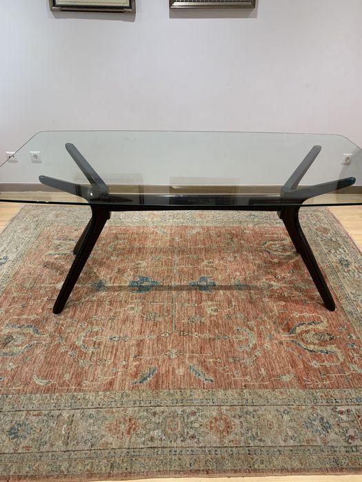 Mesa comtampo de vidro e pes em madeira