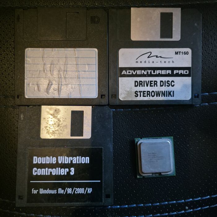 Retro stare komputery Slot1 pod Windows 98 + różne karty i akcesoria