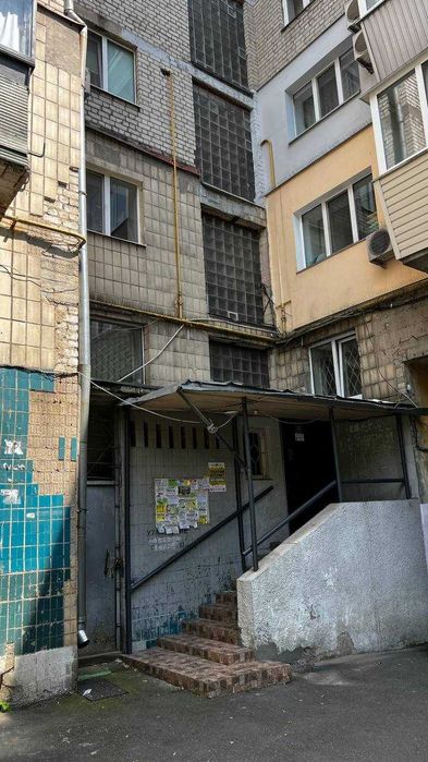 Продаж квартири під ремонт, вул. Олександра Кониського, Центр