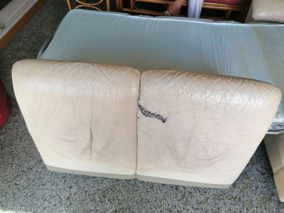 Sofá cama de pele muito usado