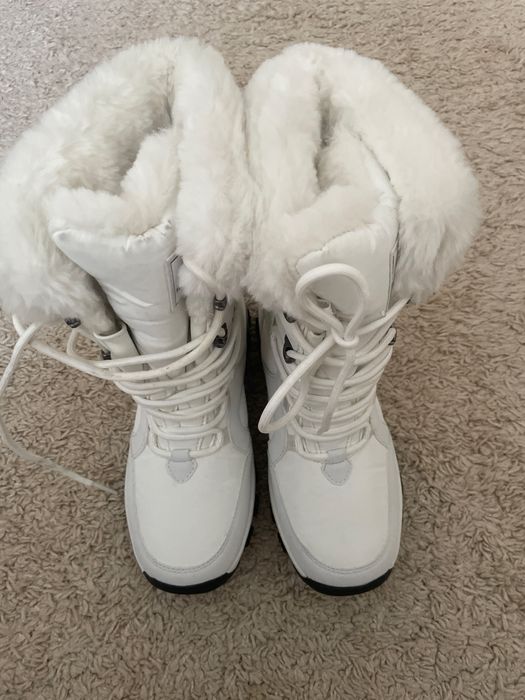 Нові зимові черевики Hobibear білого кольору з хутряним оздобленням.
