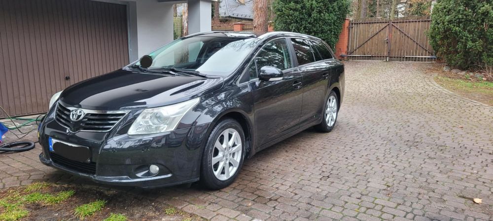Toyota Avensis 1.8 kombi czarne Bi-xenony bezkluczykowy navi