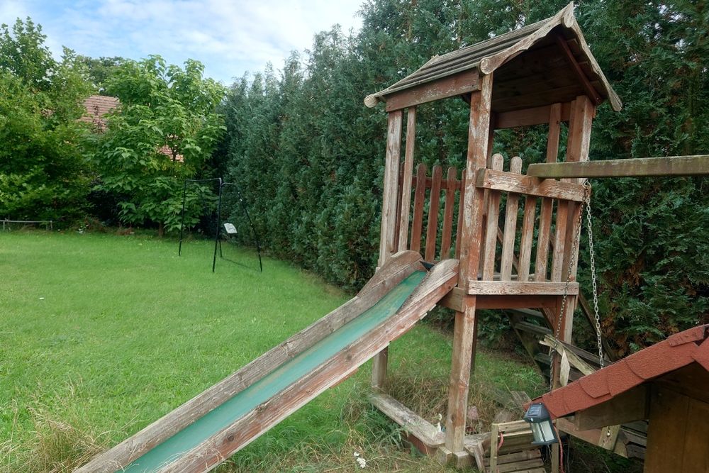 Plac zabaw  domek huśtawka piaskownica