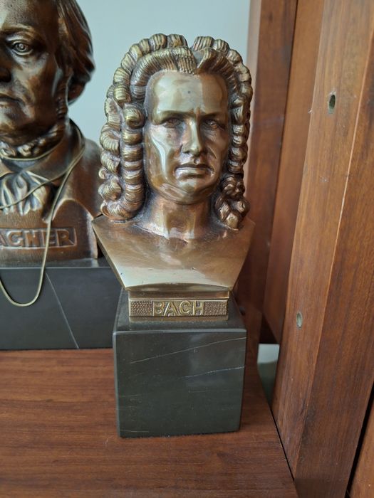 Busto em bronze com pesestal em marmore