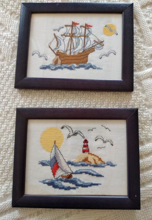 2 quadros em ponto de cruz com molduras