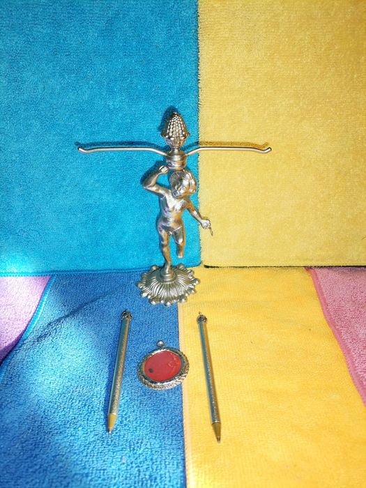 Suporte para porta retratos com esferograficas