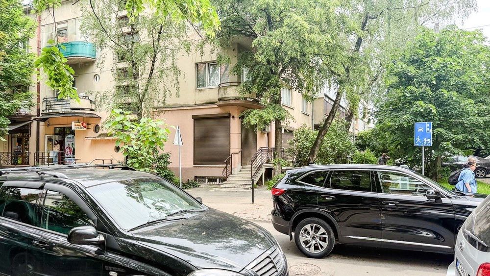 Здам в оренду фасадне приміщення в центрі міста. Перша лінія від дороги, панорамні вікна , пішохідний та автомобільний трафік , парковка . Франка 12 .