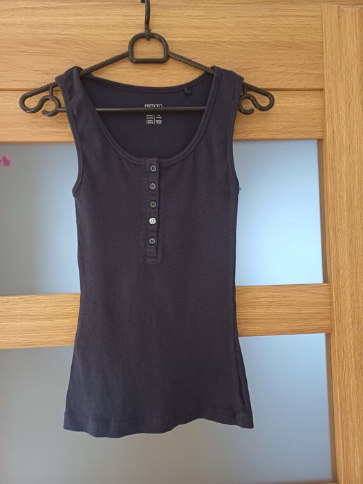 Granatowa bluzka na ramiączkach