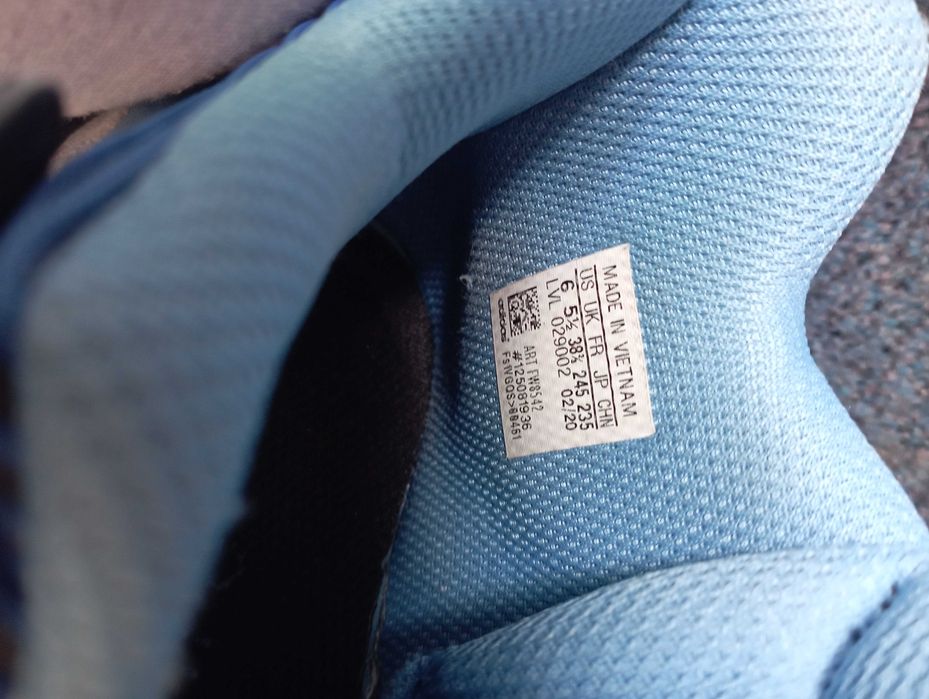 Кроссовки Adidas.