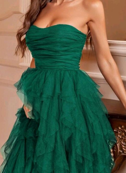 Vestido elegante de cor Verde escuro.