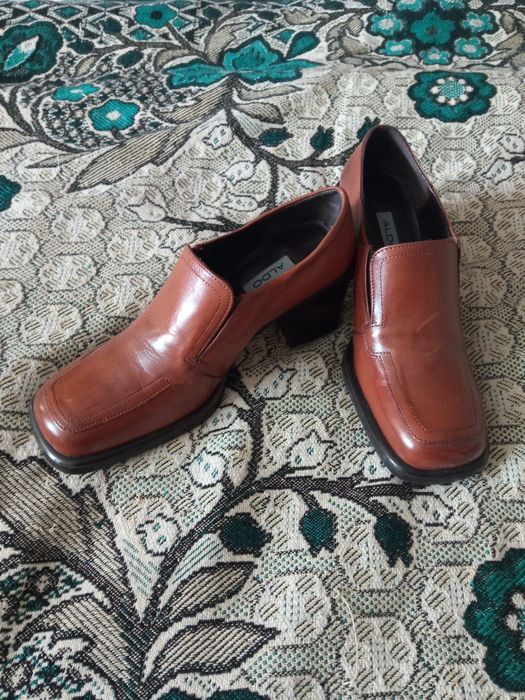 Продаються шкіряні жіночі туфлі.