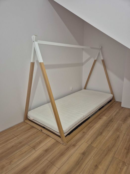 Dziecięce Łóżko tipi z materacem i stelażem 210cm x 142 cm x 100 cm drewniane MICHAŁOWO