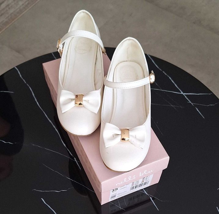 Białe buty z kokardką