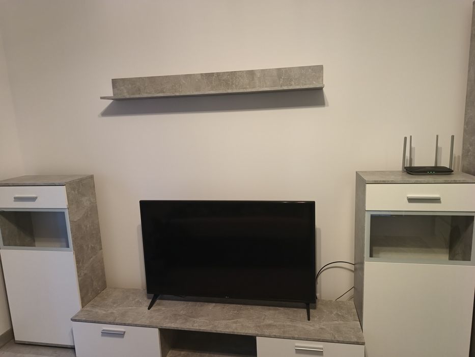 Zestaw mebli do salonu z witrynami biel+ jasny beton