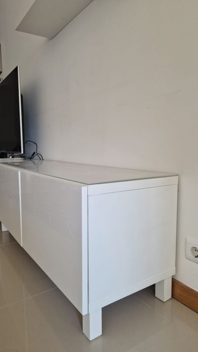 Móvel de TV IKEA BESTÅ Branco Alto Brilho com Tampo em Vidro