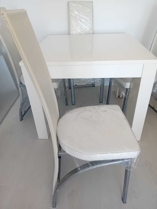 Conjunto Mesa branca extensível + 4 Cadeiras