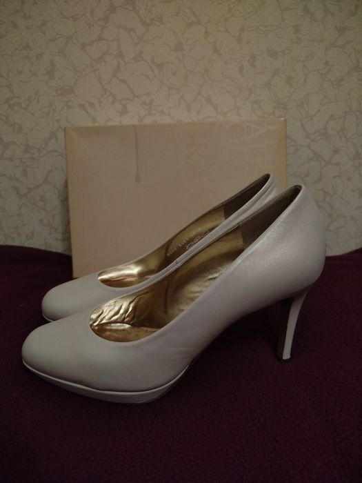 Туфлі-човники на каблуці   HOGL.  UK 7  D41 (бежевого кольору)