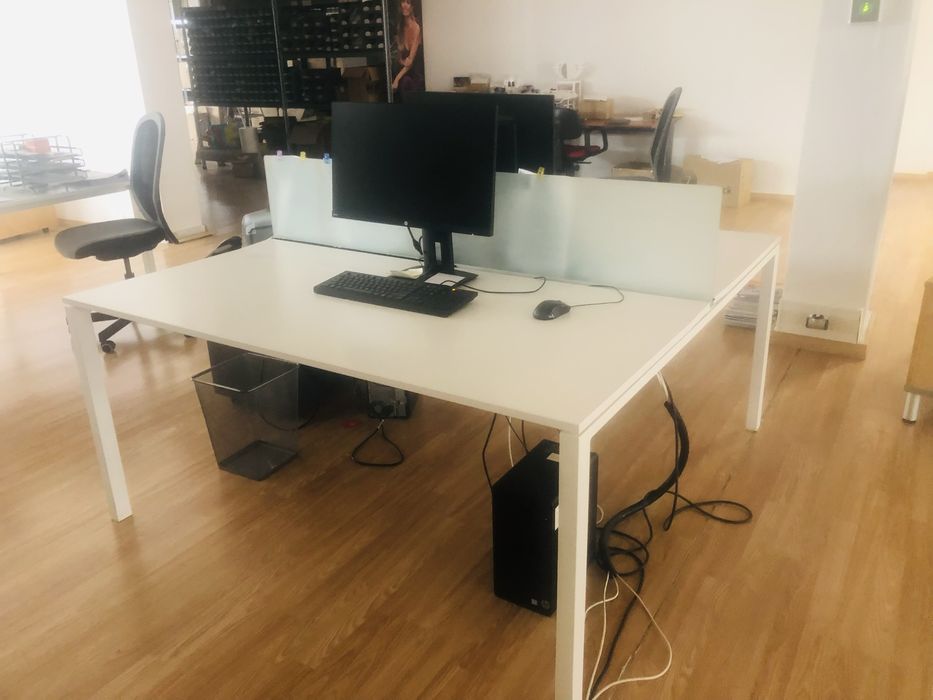 Secretárias em ilha com 2 postos de trabalho