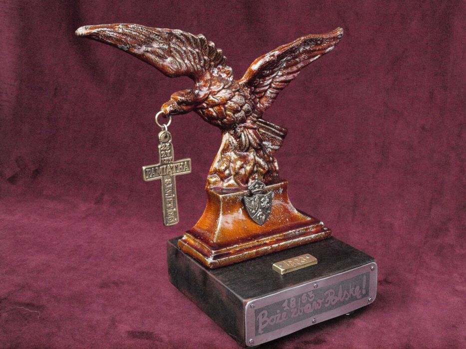 Statuetka Powstanie Styczniowe 1863, z orłem i krzyżem powstańczym
