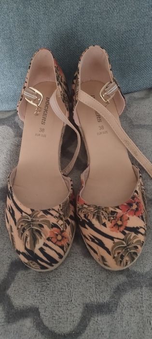 Sandały na niskiej koturnej 38 Dockers