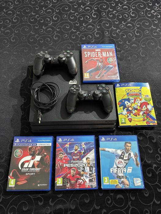 Ps4 PRO 1T, 2 comandos, 5 jogos