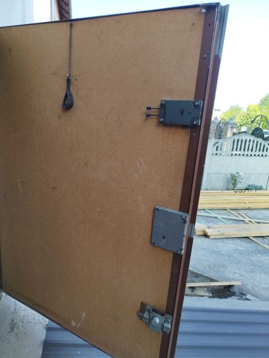 Продаються гаражні ворота розміром 291 на 191 см.