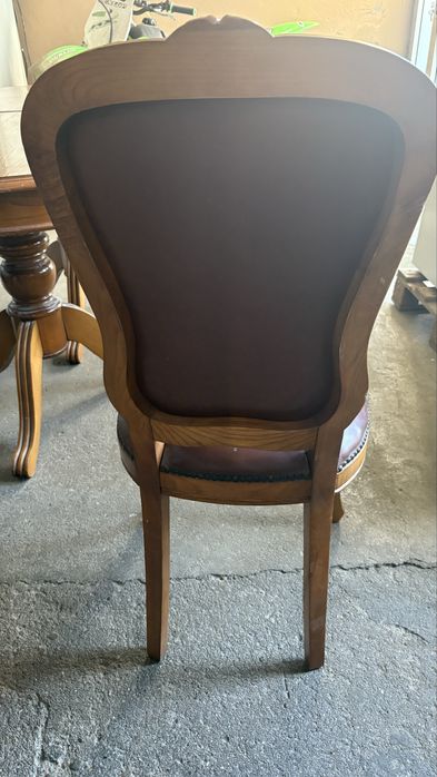 mesa com pouco uso e cadeiras.