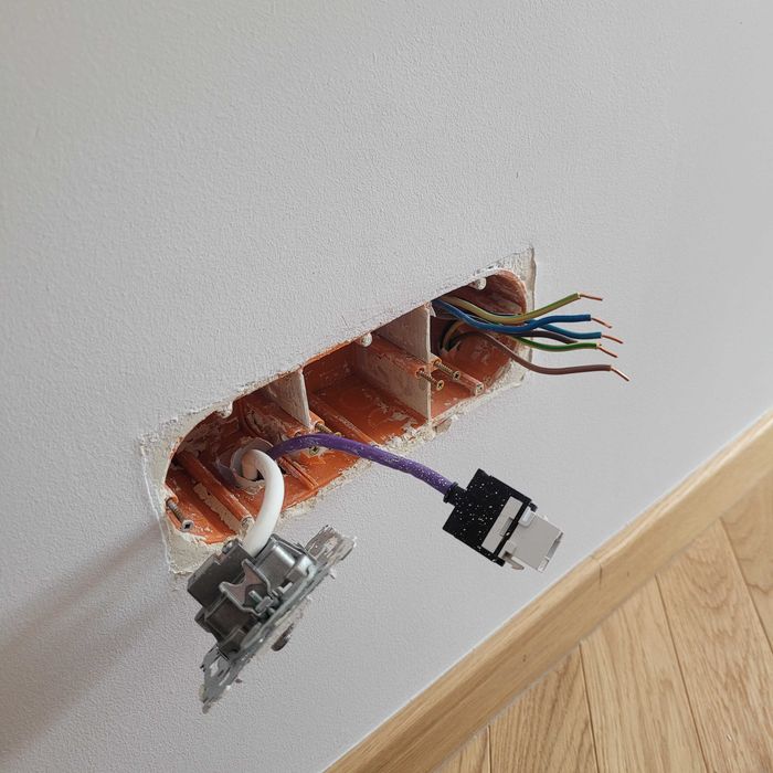 Elektryk: Nowe Instalacje, Naprawa Awarii, Pomiary