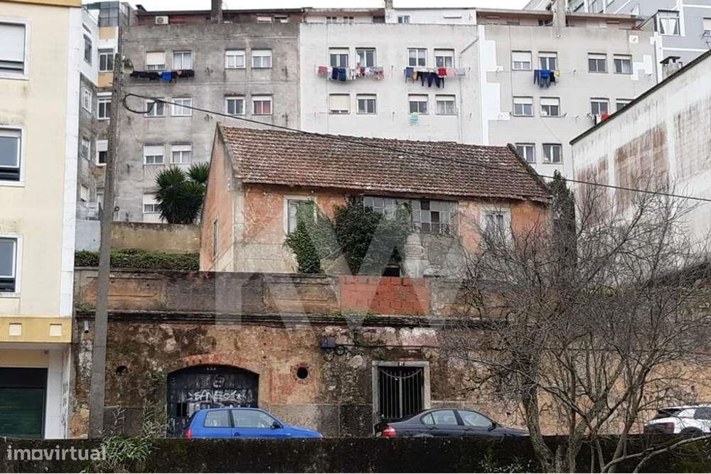 Plot of land measuring 320 m² facing Felício Loureiro Urban Park, Queluz,