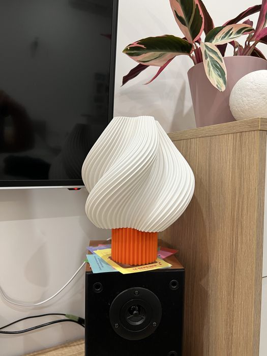 Настільна лампа з регулюванням яскравості