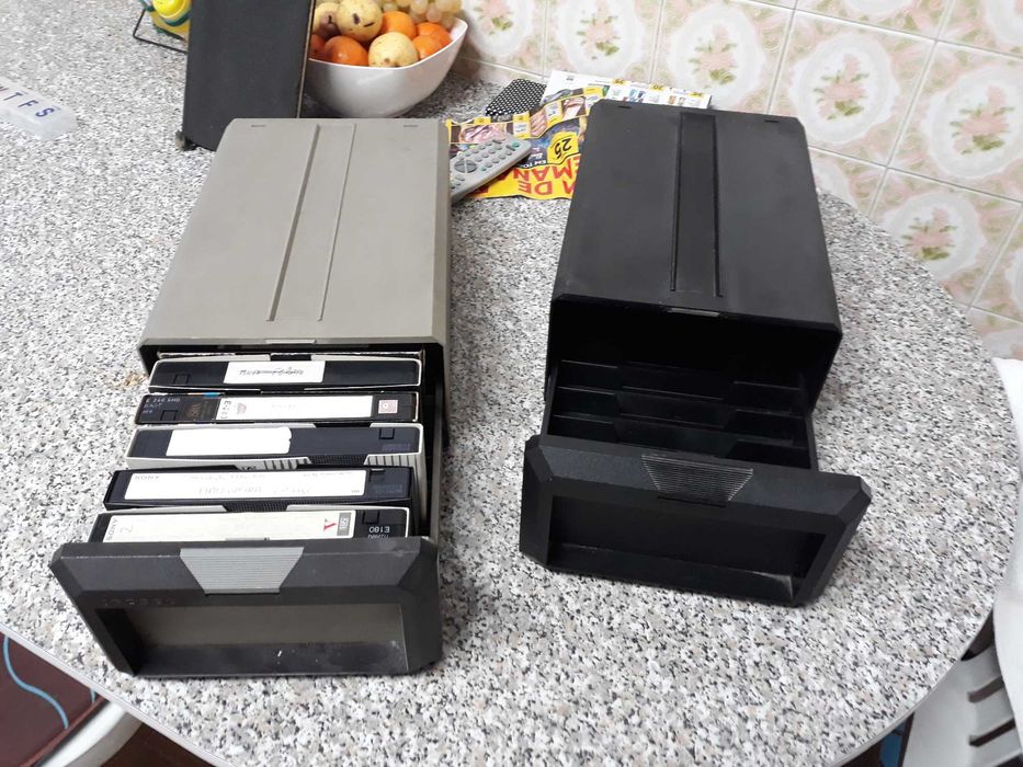 Dois arquivadores para casstes video vhs