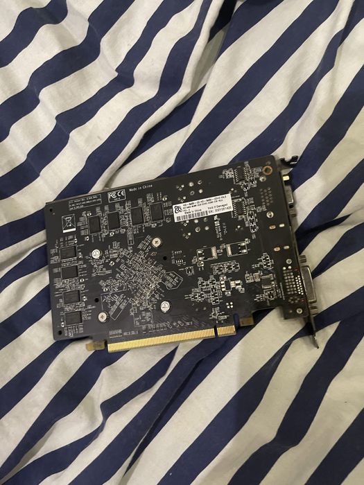 2x Karta Graficzna PCI-E Radeon HD 6670 Gigabyte + HD 6450 2GB DDR3