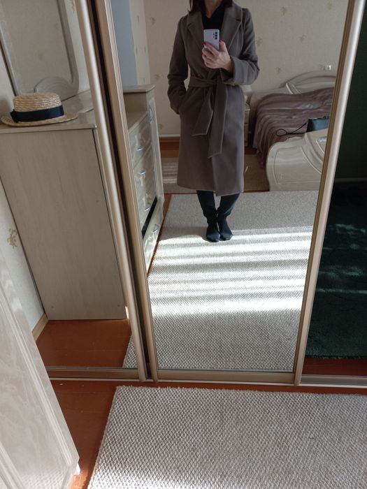 Пальто бежевого кольору