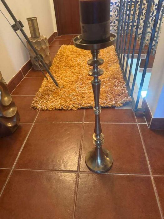 Castiçal em em ferro dourado